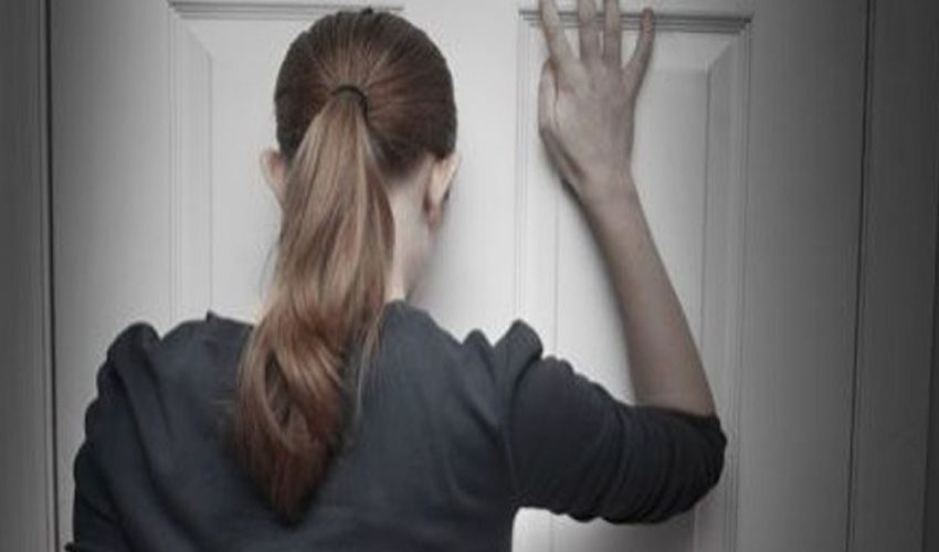 Bewoner wacht voor een gesloten voordeur in Tilburg